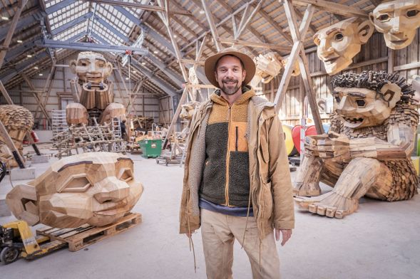 Thomas_Dambo_in_his_barn_2.jpg